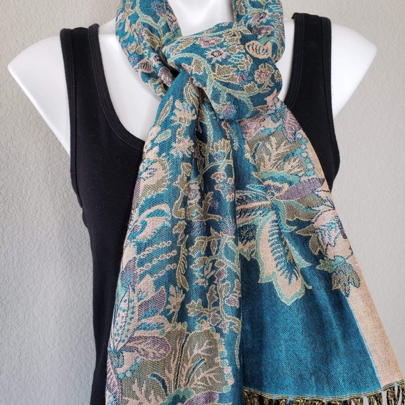 Italian Thred Scarf - Picture 2 of 5